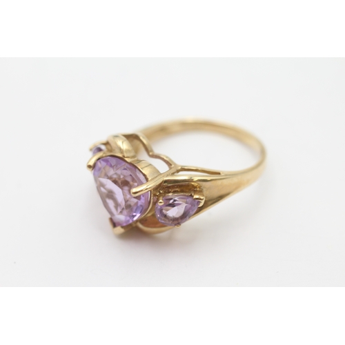 14 - 9ct gold amethyst three stone heart ring (4.3g) Size N 1/2