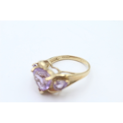 14 - 9ct gold amethyst three stone heart ring (4.3g) Size N 1/2