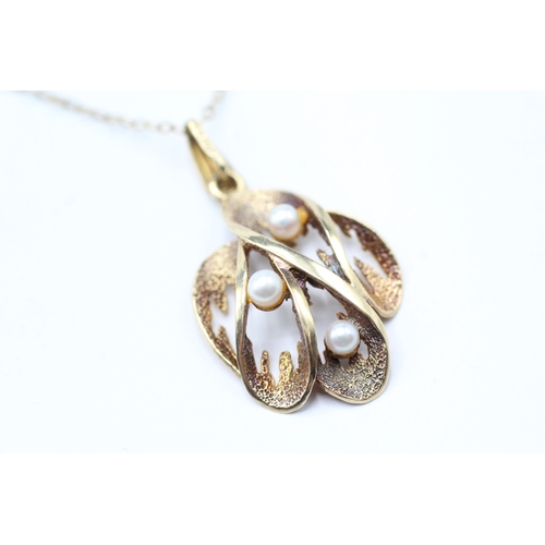 183 - 9ct gold seed pearl wave pendant on chain (2.9g)