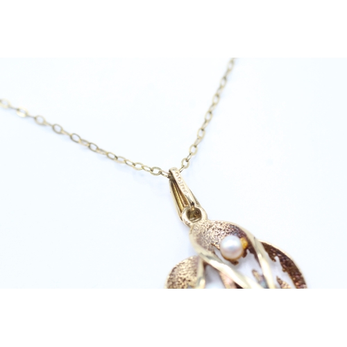 183 - 9ct gold seed pearl wave pendant on chain (2.9g)