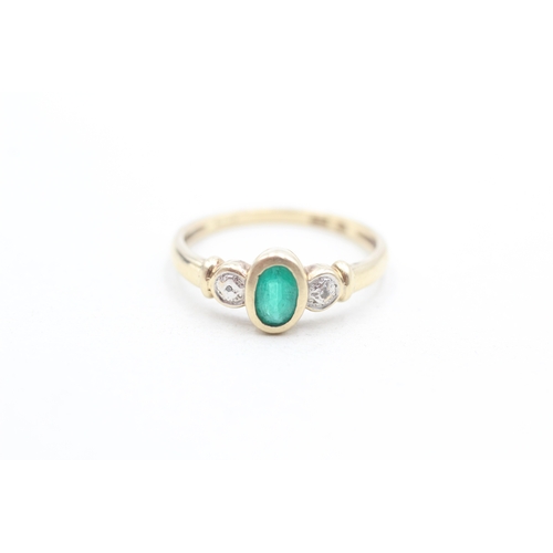 189 - 9ct gold emerald and diamond trilogy ring (1.9g) Size P