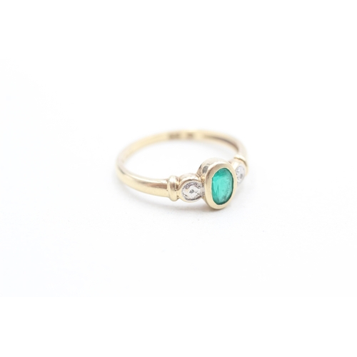 189 - 9ct gold emerald and diamond trilogy ring (1.9g) Size P