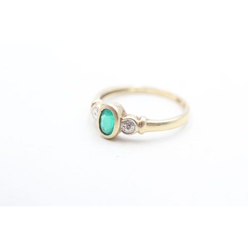 189 - 9ct gold emerald and diamond trilogy ring (1.9g) Size P