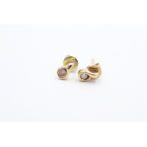 195 - 9ct gold diamond stud earrings (1g)