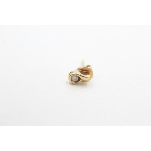 195 - 9ct gold diamond stud earrings (1g)