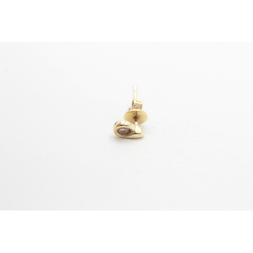 195 - 9ct gold diamond stud earrings (1g)
