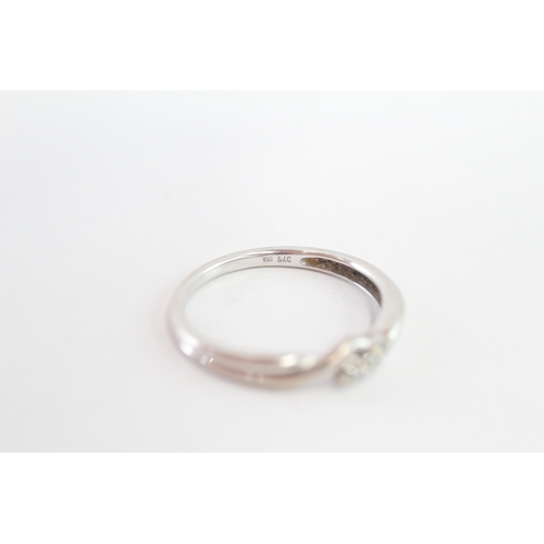 198 - 9ct gold diamond trilogy ring (1.8g) Size O