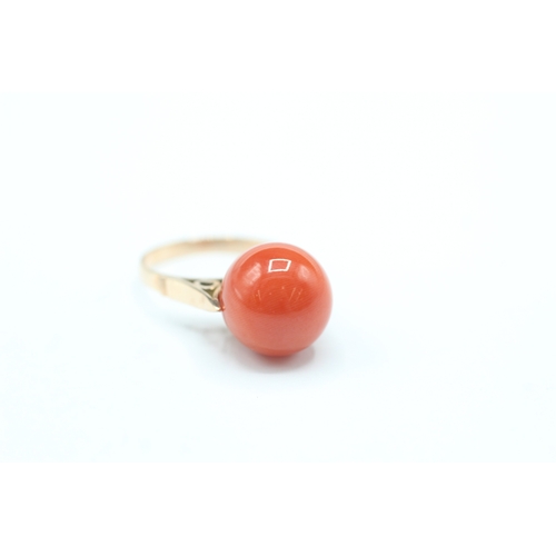 20 - 9ct gold coral sphere ring (4.2g) Size K