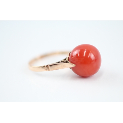20 - 9ct gold coral sphere ring (4.2g) Size K