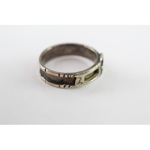 200 - 9ct gold buckle ring (1.9g) Size M