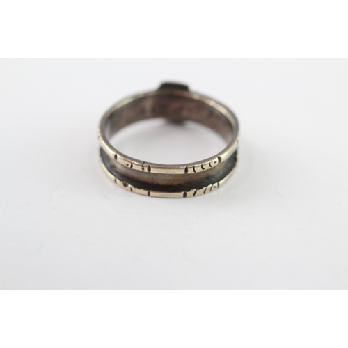 200 - 9ct gold buckle ring (1.9g) Size M