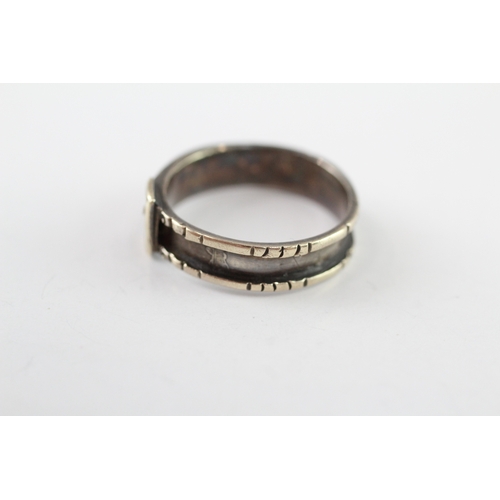 200 - 9ct gold buckle ring (1.9g) Size M