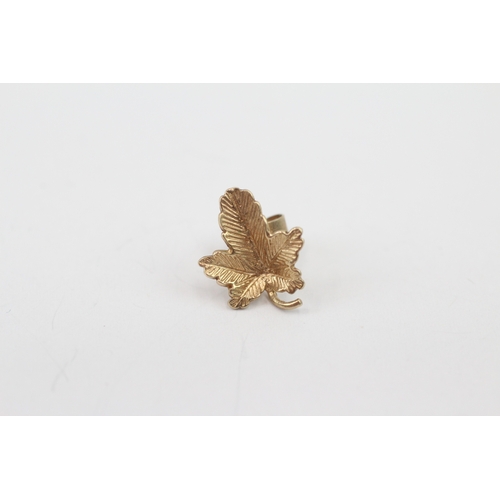 203 - 9ct gold maple leaf stud earrings (1.6g)