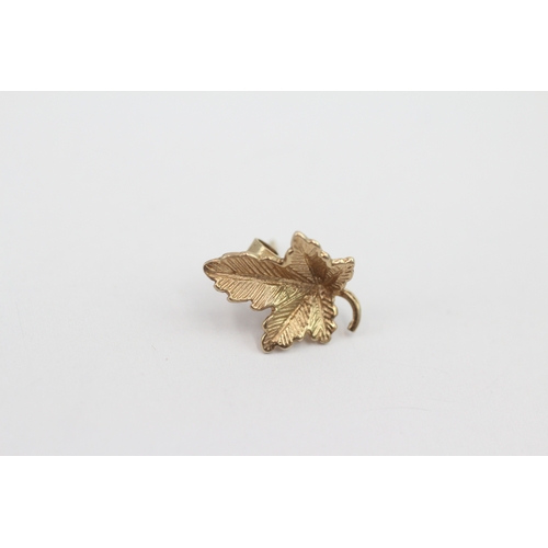 203 - 9ct gold maple leaf stud earrings (1.6g)