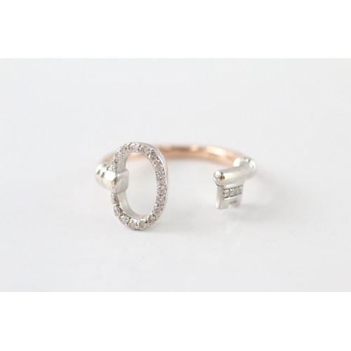 207 - 18ct gold diamond lock & key dress ring (4.6g) Size P