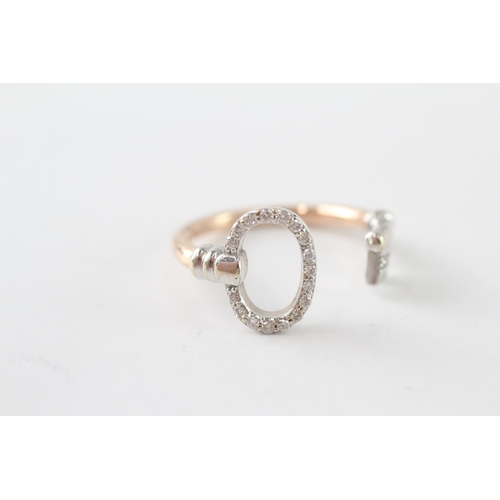 207 - 18ct gold diamond lock & key dress ring (4.6g) Size P