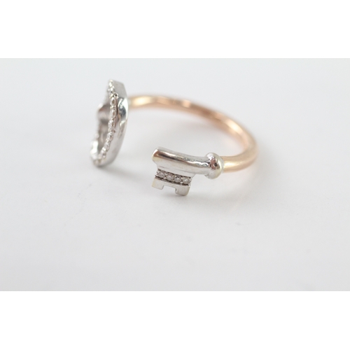 207 - 18ct gold diamond lock & key dress ring (4.6g) Size P