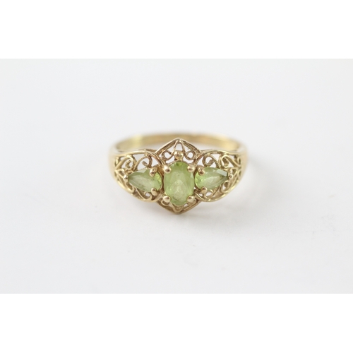 214 - 9ct gold peridot three stone ring (1.9g) Size N 1/2