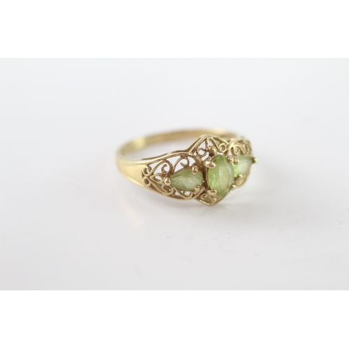 214 - 9ct gold peridot three stone ring (1.9g) Size N 1/2