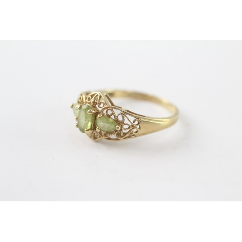 214 - 9ct gold peridot three stone ring (1.9g) Size N 1/2