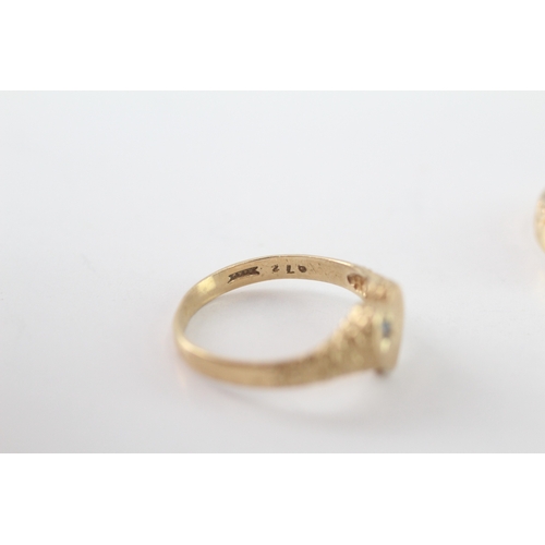 220 - 2x 9ct gold vintage sapphire signet & buckle ring (3.2g) Size I + K