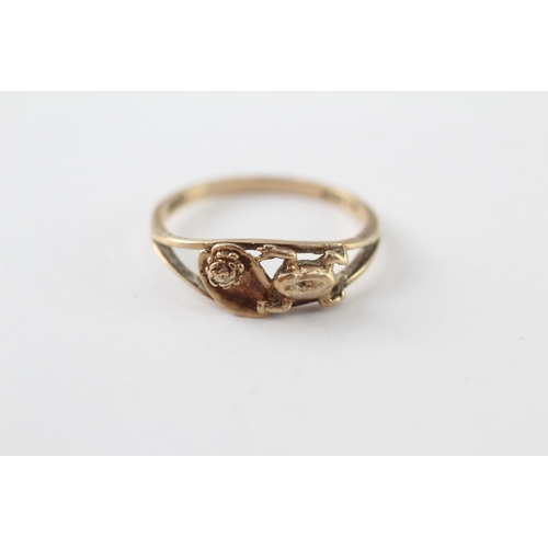 224 - 9ct gold frog and lily pad ring (1.7g) Size O