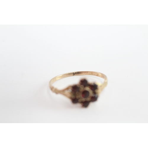 36 - 9ct gold vintage garnet cluster ring (1.5g) Size O 1/2