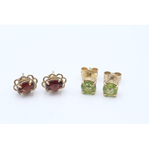 41 - 2x 9ct gold peridot and garnet stud earrings (2.3g)