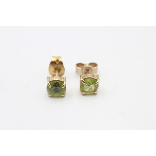 41 - 2x 9ct gold peridot and garnet stud earrings (2.3g)