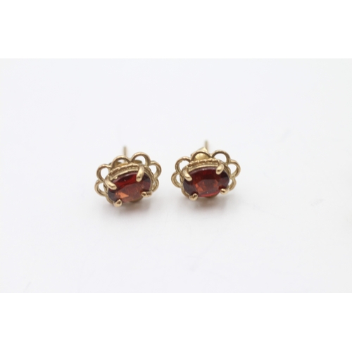 41 - 2x 9ct gold peridot and garnet stud earrings (2.3g)