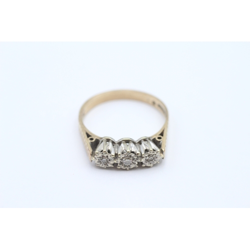 44 - 9ct gold diamond trilogy ring (2.9g) Size O 1/2