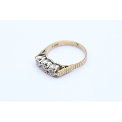 44 - 9ct gold diamond trilogy ring (2.9g) Size O 1/2
