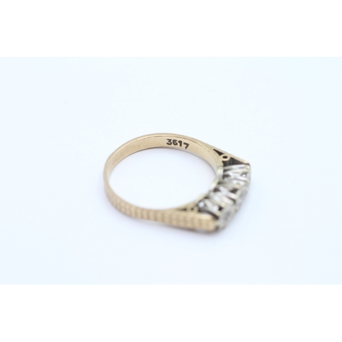 44 - 9ct gold diamond trilogy ring (2.9g) Size O 1/2