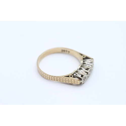 44 - 9ct gold diamond trilogy ring (2.9g) Size O 1/2
