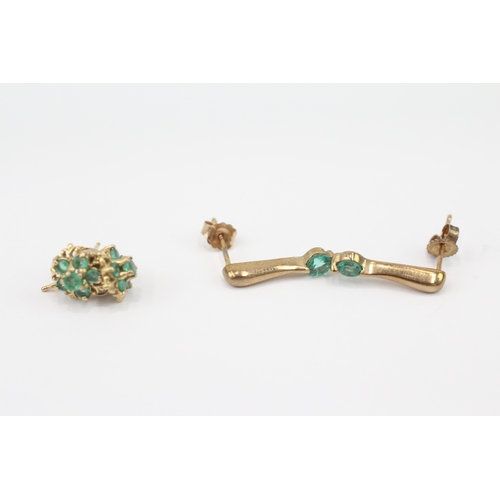 21 - 2 x 9ct gold emerald set stud earrings (2.8g)