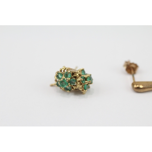 21 - 2 x 9ct gold emerald set stud earrings (2.8g)
