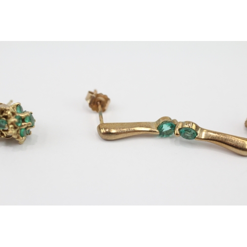 21 - 2 x 9ct gold emerald set stud earrings (2.8g)