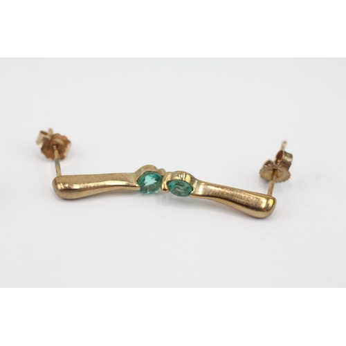 21 - 2 x 9ct gold emerald set stud earrings (2.8g)