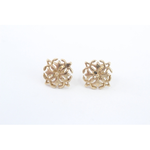 23 - 9ct gold patterned stud earrings (1.5g)