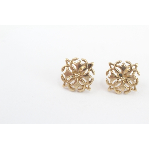 23 - 9ct gold patterned stud earrings (1.5g)