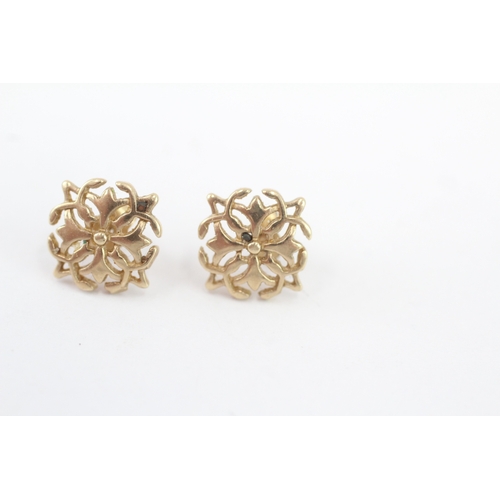 23 - 9ct gold patterned stud earrings (1.5g)