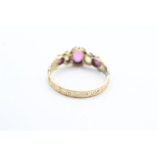 16 - 15ct gold antique garnet and peridot set ring (1.5g) Size M 1/2