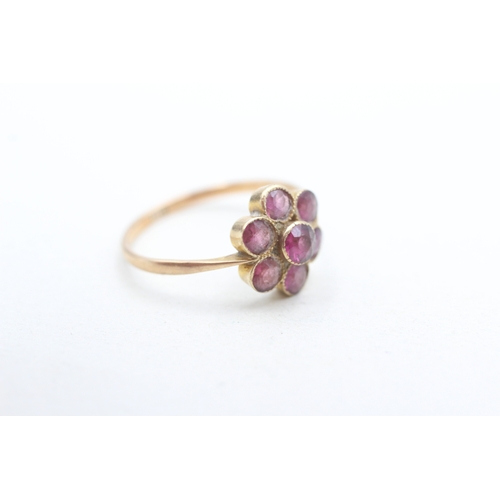 27 - 9ct gold garnet cluster ring (1.4g) Size N