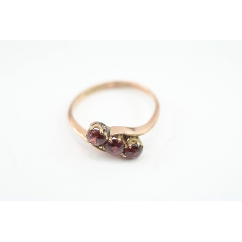 29 - 9ct gold vintage garnet trilogy ring (1.5g) Size L