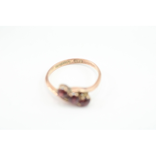 29 - 9ct gold vintage garnet trilogy ring (1.5g) Size L