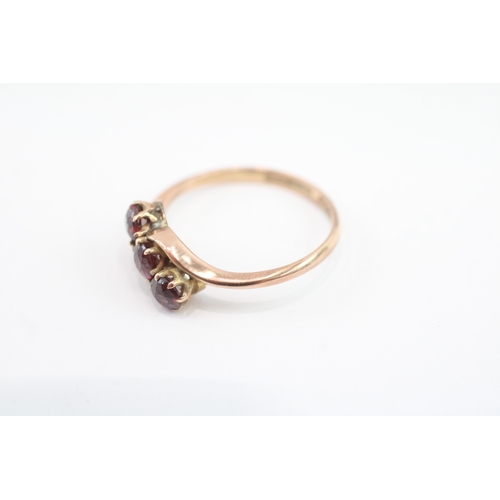 29 - 9ct gold vintage garnet trilogy ring (1.5g) Size L