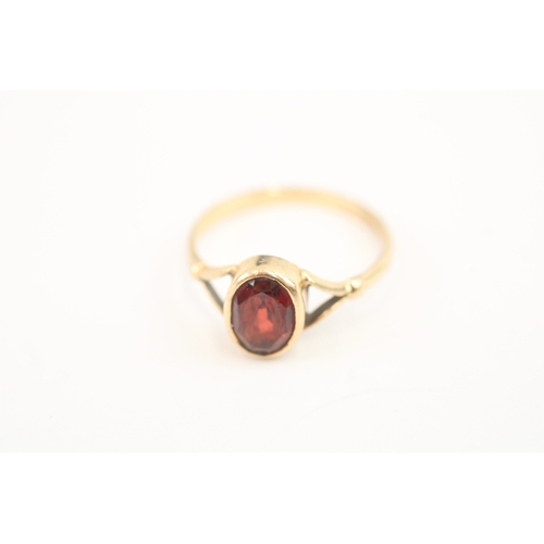 37 - 9ct gold vintage garnet dress ring (1.7g) Size M
