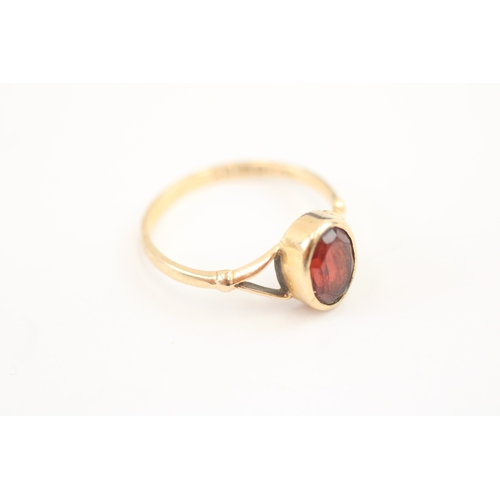 37 - 9ct gold vintage garnet dress ring (1.7g) Size M