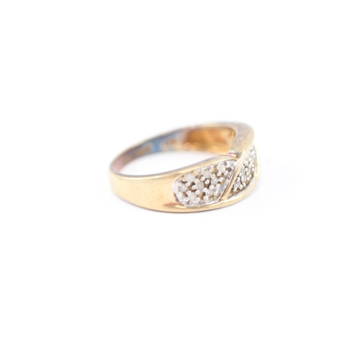 10 - 9ct gold parve set diamond ring (3.1g) Size M