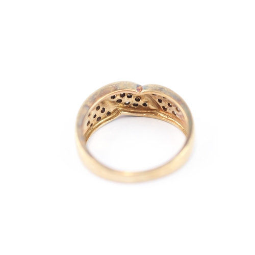 10 - 9ct gold parve set diamond ring (3.1g) Size M
